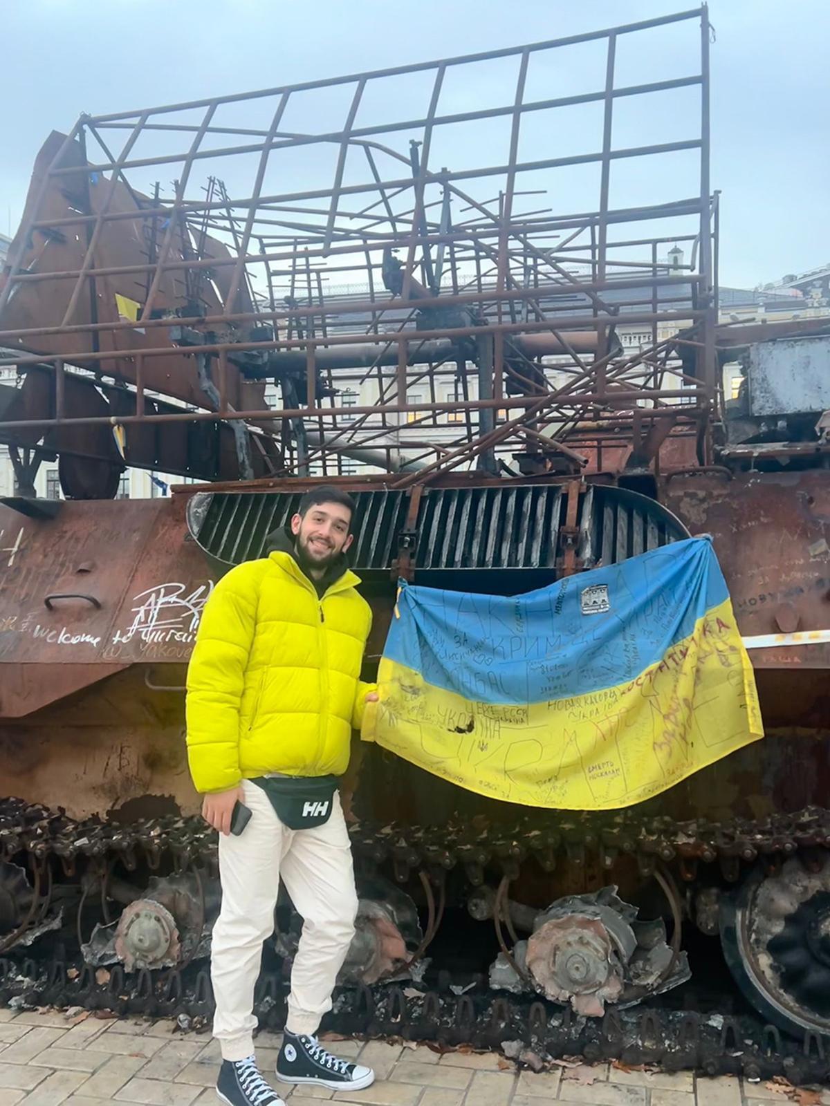 Lucas en Kiev, con una bandera ucraniana.