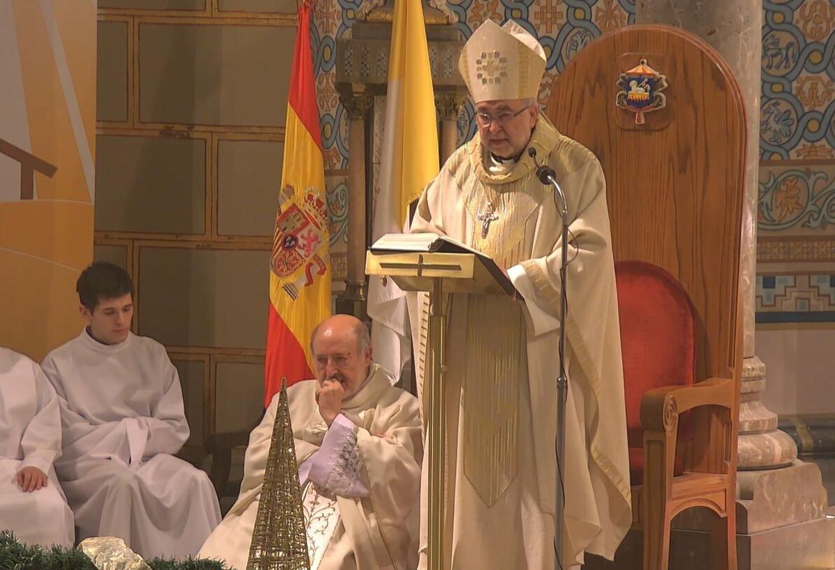 El Arzobispo, de pie, durante una homilía.