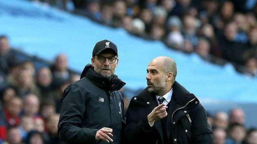 Klopp y Guardiola hablan durante el partido. // Efe