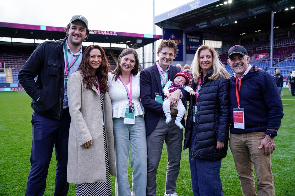 Alan Pace, junto a su familia en Turf Moor