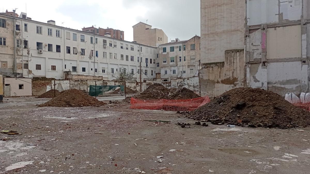 Los restos de los bloques de los Callejones del Perchel, esta semana, con el solar en primer plano.