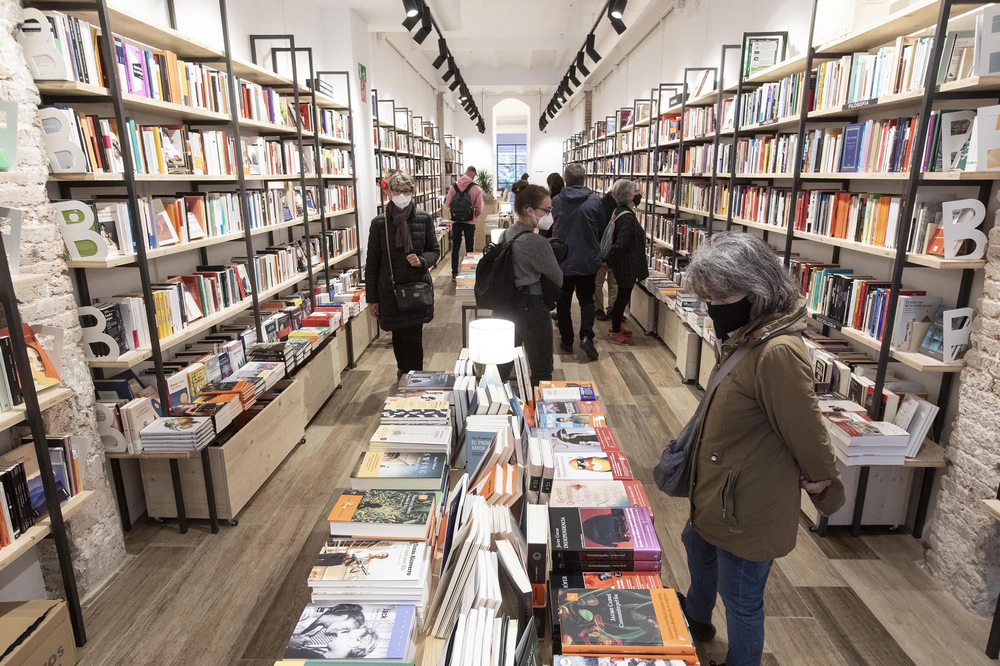 De compras en la librería Byron de Barcelona