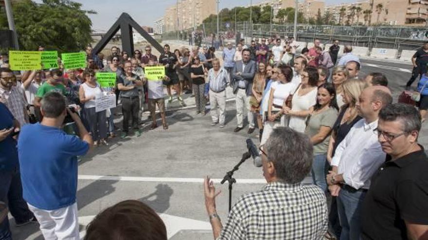 Alegría y reivindicaciones de los vecinos tras la apertura