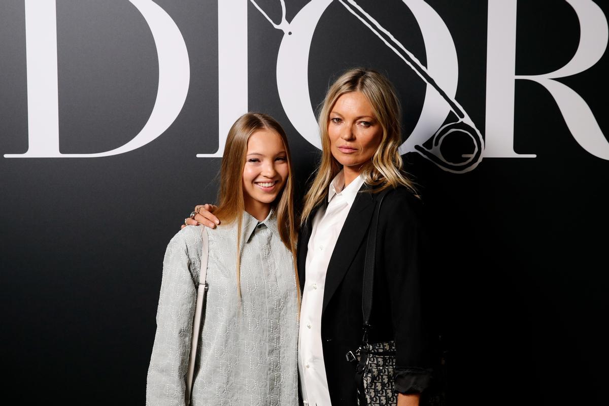Moss y su hija, Lila Grace Moss, en un desfile de Dior Homme Mens Fall/Winter 2020-2021, en París.