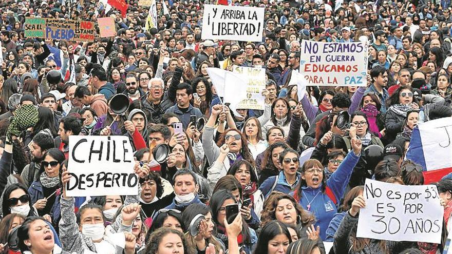 Piñera claudica pero no logra aplacar las protestas en Chile