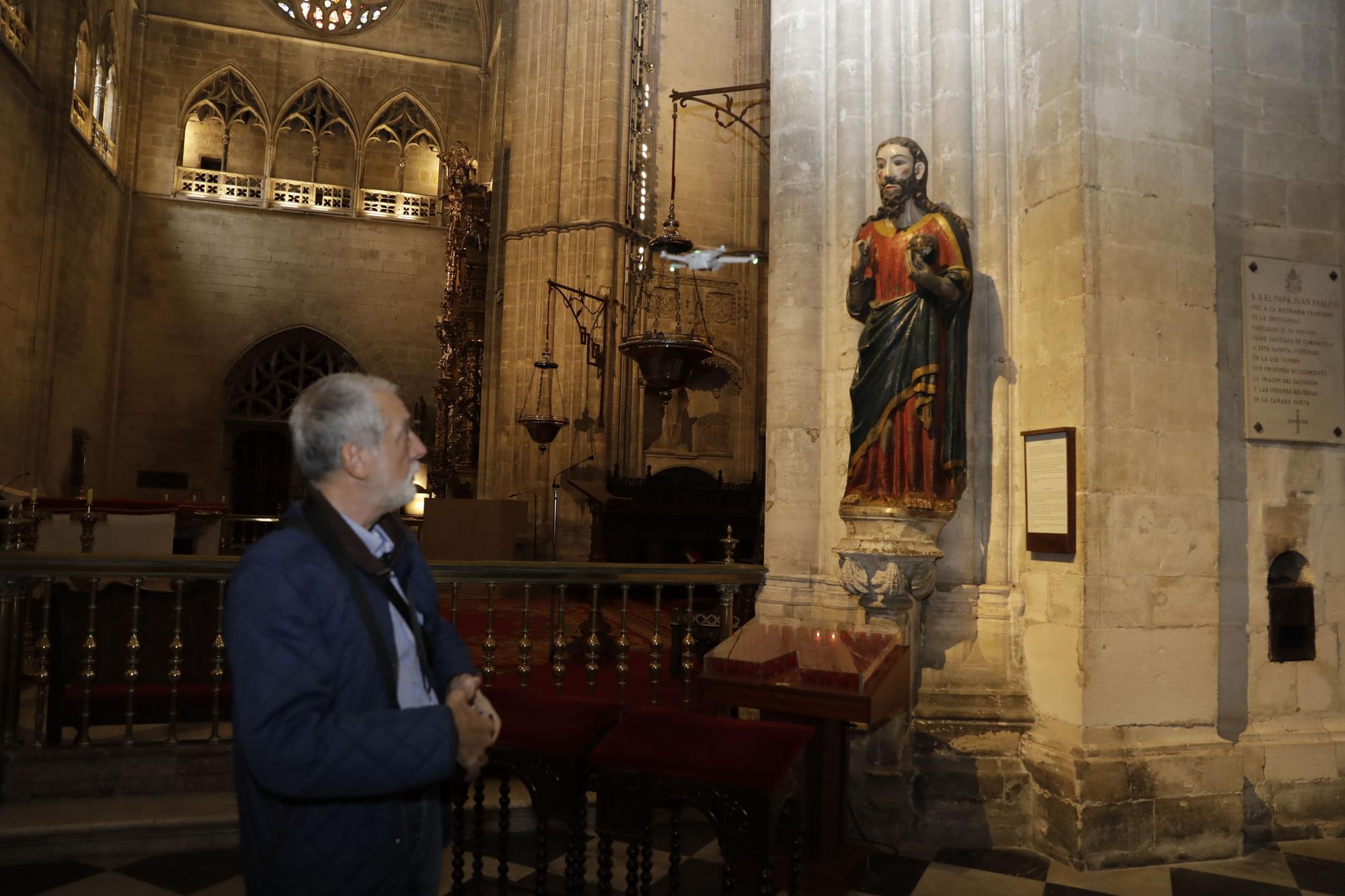 Drones volando en la Catedral de Oviedo: Iñaki Terán graba vídeos inéditos en el templo