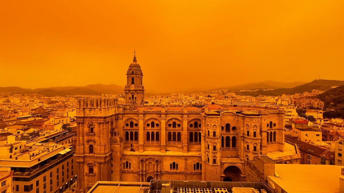 El cielo de Málaga, completamente naranja este jueves al mediodía.