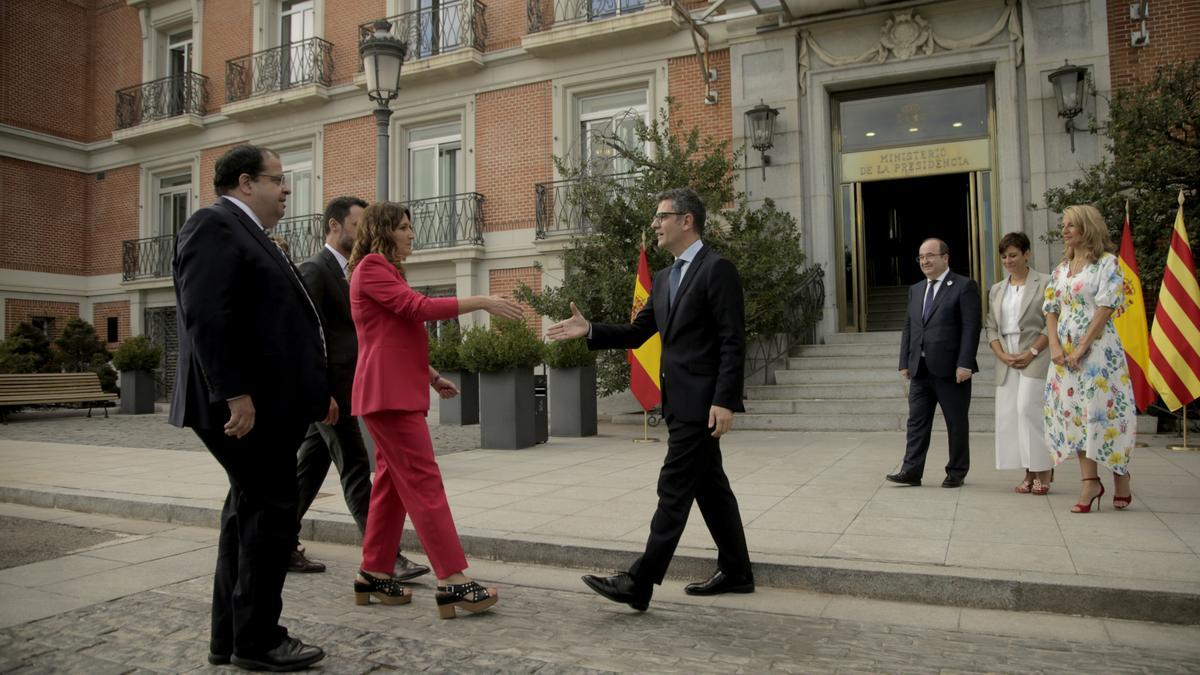 La consellera de la Presidència, Laura Vilagrà, saluda el ministre de la Presidència, Félix Bolaños, abans de la reunió de la taula de diàleg