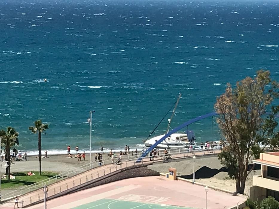 Un barco encalla en El Palo