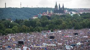 Miles de manifestantes protestan contra el primer ministro checo Andrej Babis en Praga. 