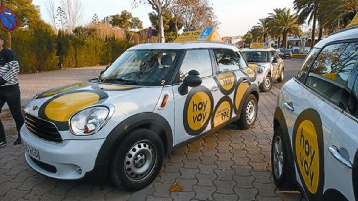 SERVICIOS 3 Arriba, varios coches de prácticas de la autoescuela de bajo coste Hoy-voy, estacionados en su habitual punto de salida de la Zona Universitària y esperando a los alumnos. En la imagen del medio, una esteticista depila las cejas a una cli