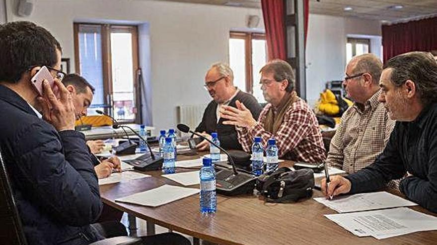 Intregrantes de la Mesa del Diálogo Social ayer por la mañana, durante la reunión en el Ayuntamiento.