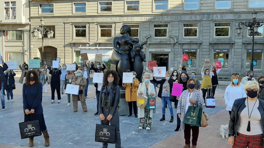 Los comerciantes ovetenses protestan en la Escandalera.