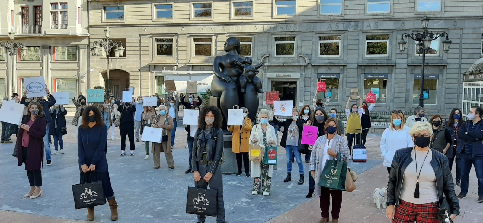 Los comerciantes ovetenses protestan en la Escandalera.