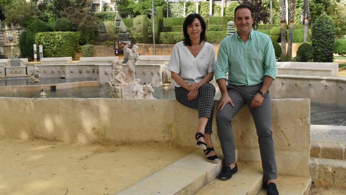 Juan Ramón Valdivia (d) junto a María Luisa Ceballos (i), a quien sustituye al frente del Ayuntamiento de Priego de Córdoba.