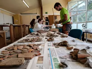 VÍDEO: Así se trabaja en el laboratorio de "Lucus Asturum" en Villabona