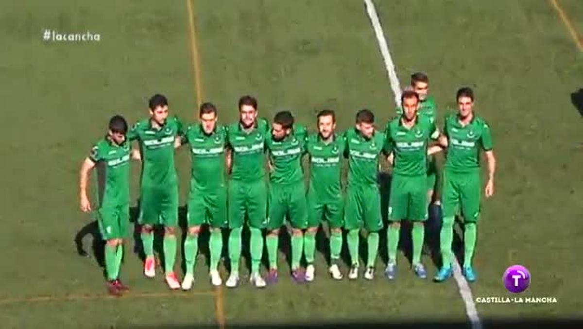 Los jugadores del Toledo protestan por el sospechoso gol que recibieron