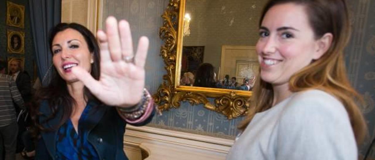 La tránsfuga Belmonte (derecha), junto a su amiga y asesora Elsa Martínez, durante el último pleno.