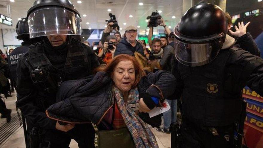 Sentada de los CDR en la estación de Sants y concentración en la calle