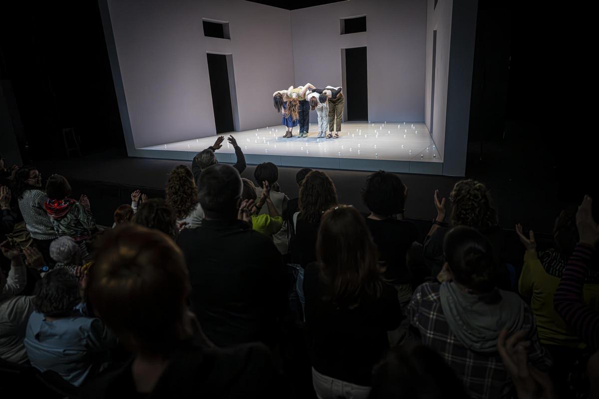 Público en el teatro Goya para ver la obra La trena