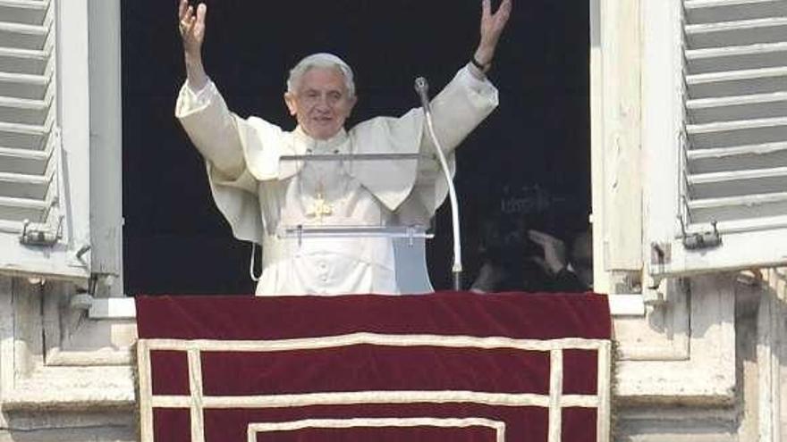 El Papa, ayer, durante el Ángelus. // Efe