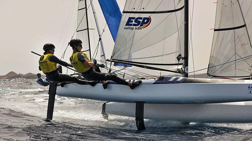 Tara Pacheco y Florian Trittel, navegando ayer con su catamarán Nacra 17 en aguas de Lanzarote. | | SAILING ENERGY