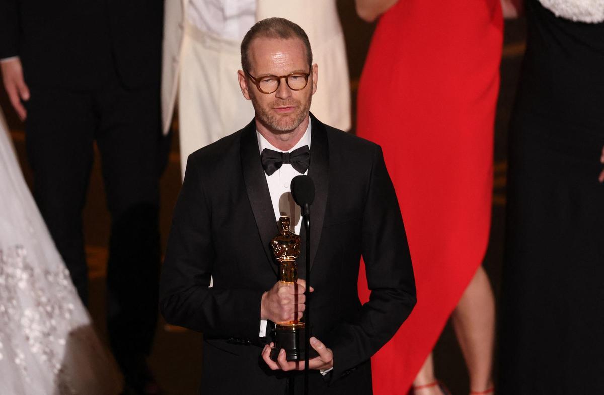 El director Joachim Trier recoge el Oscar a mejor película internacional por 'Valor sentimental'.