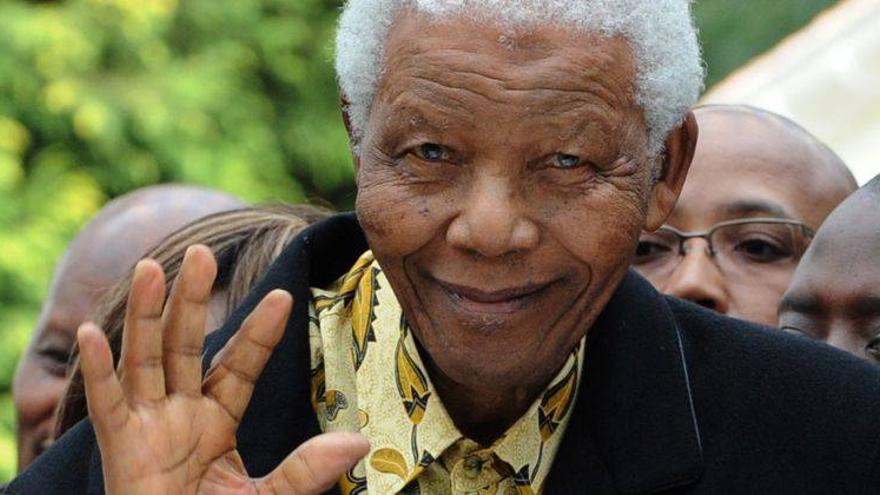 Mandela mejora pero su estado aún es crítico