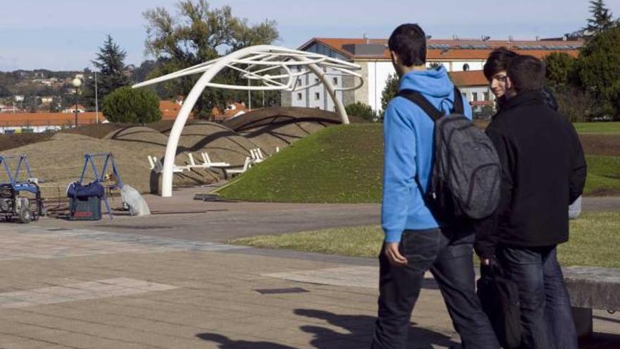 El campus ya tiene su nueva marquesina para «la socialización  de alumnos»