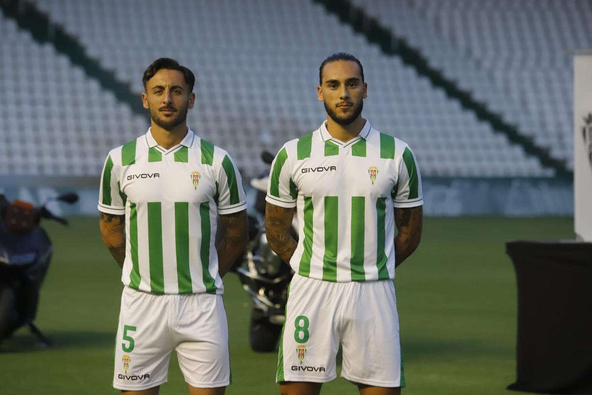 Adri Castellano y Gudelj lucen la primera equipación del Córdoba CF.