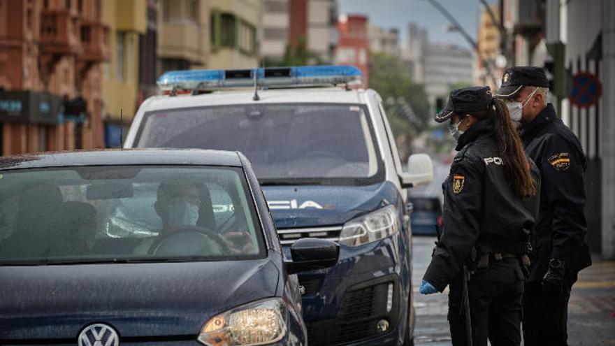 Dos agentes de la Policía Nacional realizan un control de seguridad.