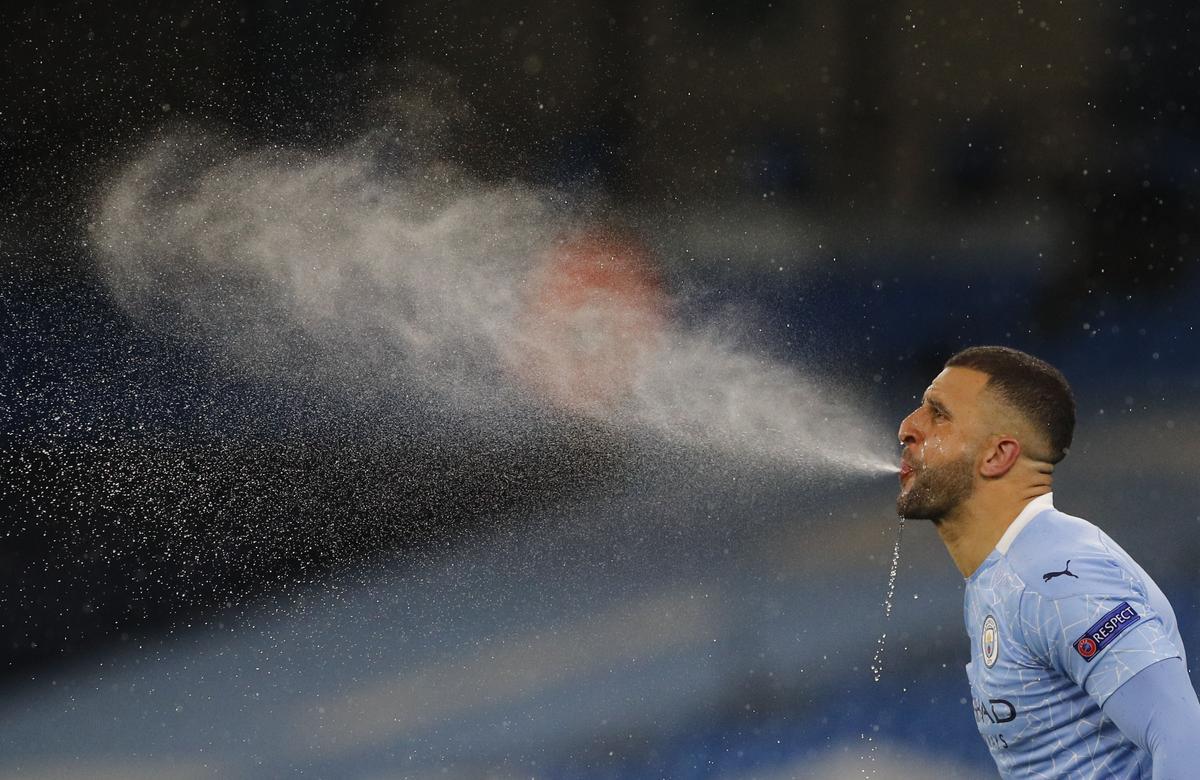 Kyle Walker escupe el agua en la fría noche de Manchester.