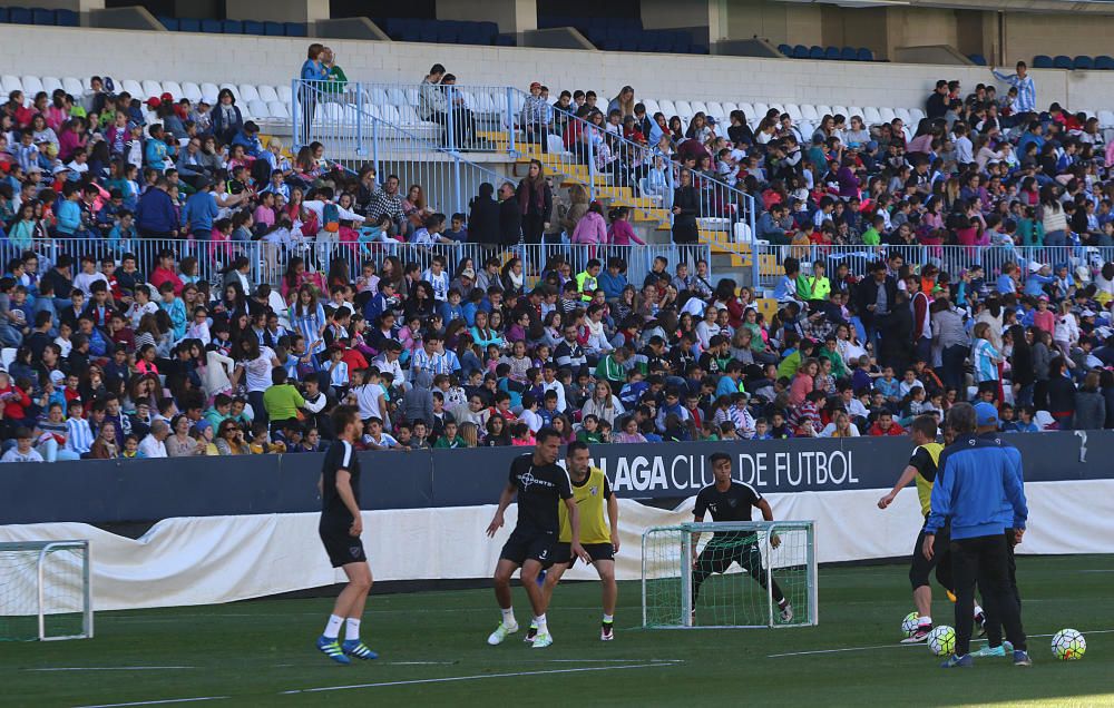 El equipo blanquiazul abre la grada de La Rosaleda a miles de niños de varios colegios de Málaga.