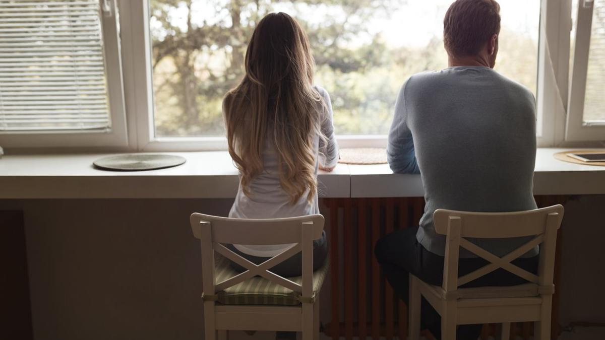 Una pareja sentada mirando por la ventana