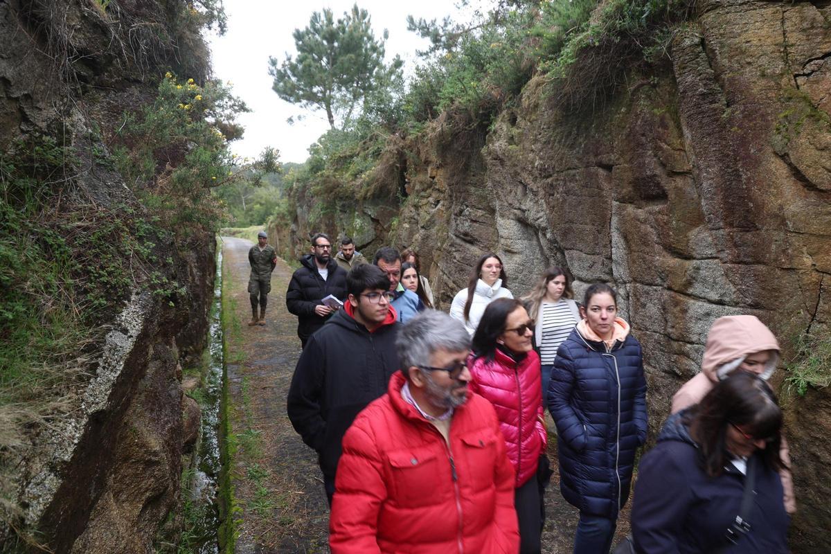 Participantes en las visitas organizadas por Pinchanogrove en la batería militar de Puerto Cuaces.