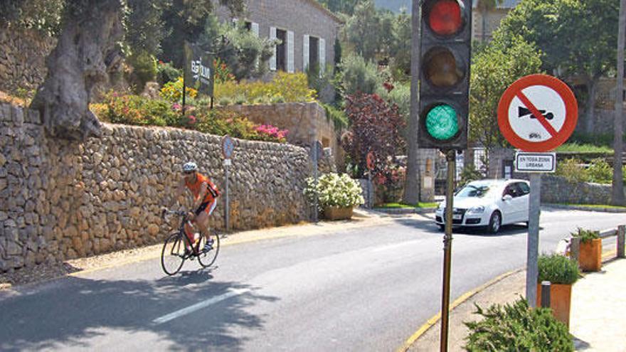 Bergdörfchen Deià stellt Ampeln auf