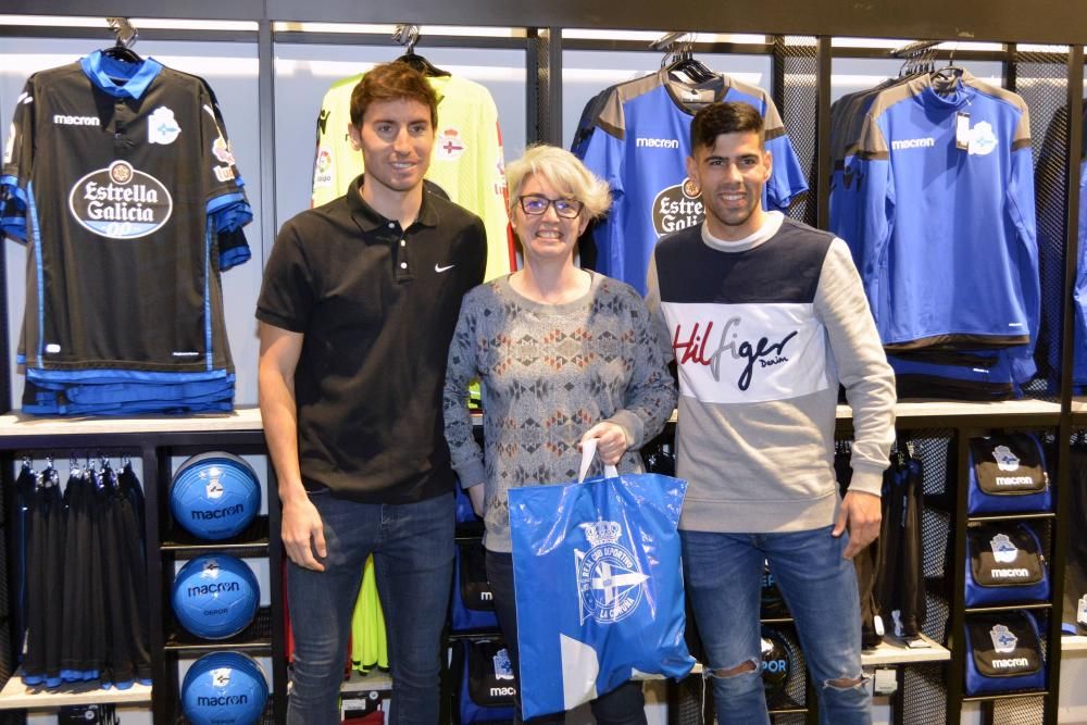 Pedro Mosquera y Juanfran entregan en la Deportienda de Marineda City los premios a los aficionados que participaron en una promoción del centro comercial.