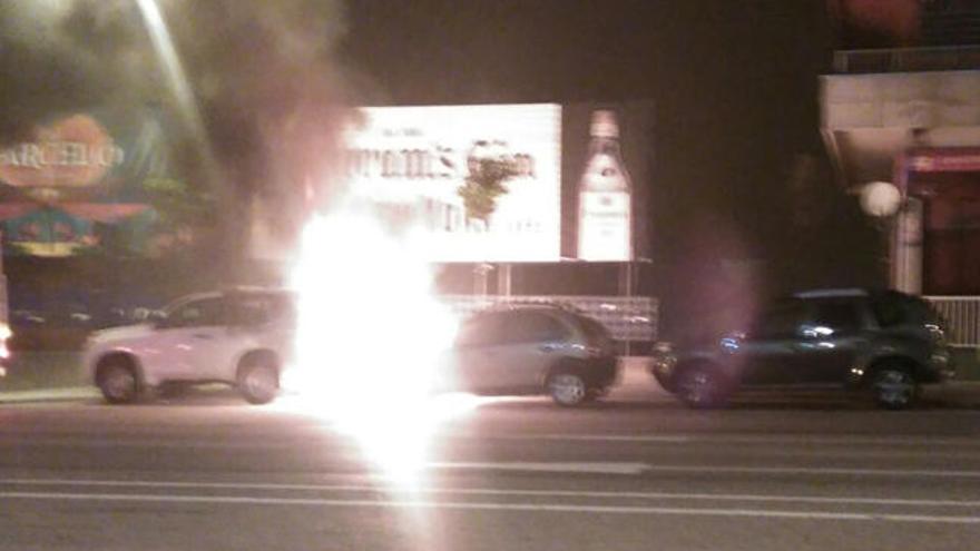El vehículo ardiendo, esta noche en Travesía. // Carlos Iglesias