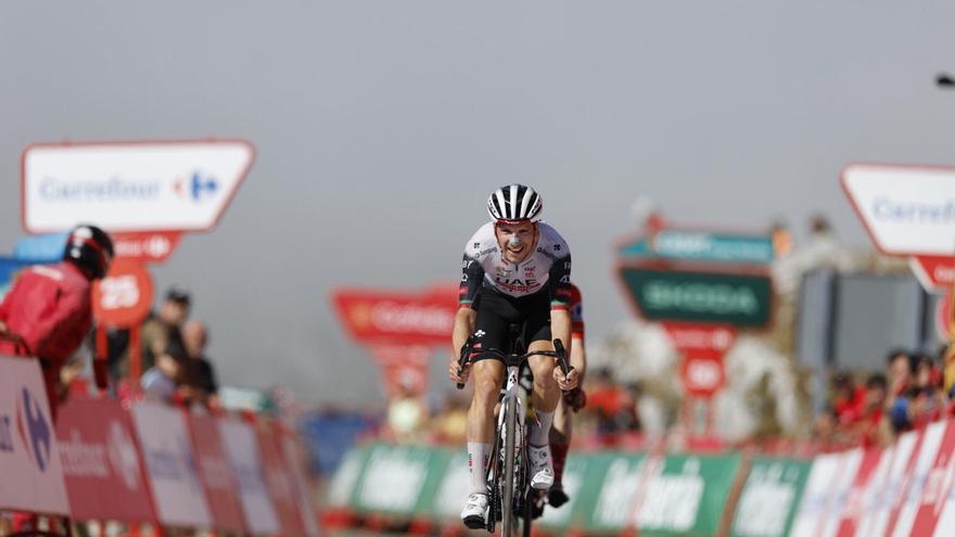 Almeida reina en el Angliru en otra etapa de la Vuelta Ciclista a España marcada por las protestas