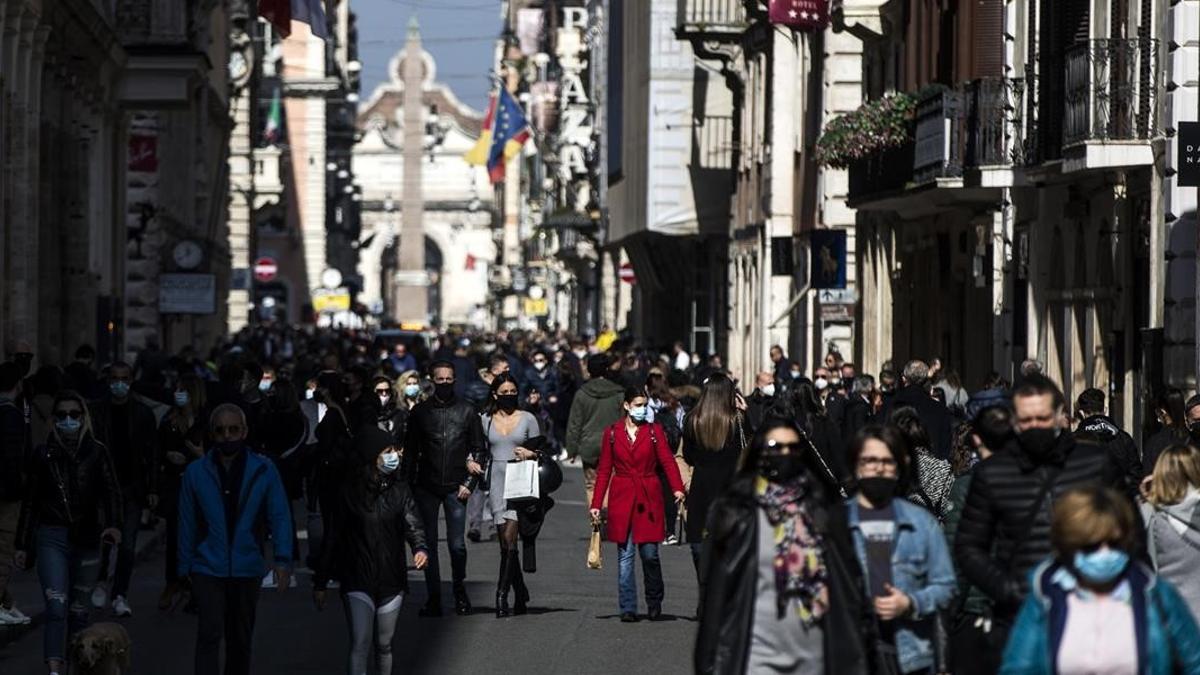 Viandantes en la Via del Corso en Roma, el 21 de febrero de 2021.