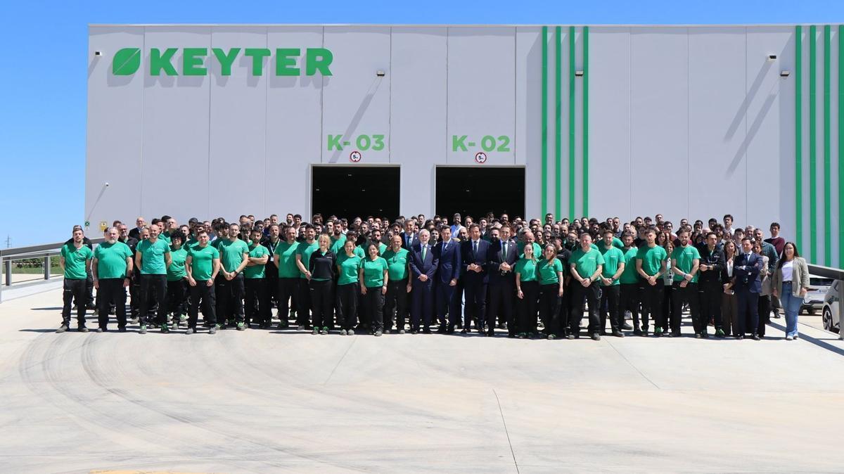 Juanma Moreno, con autoridades locales y provinciales, directivos y empleados de Keyter en Lucena.