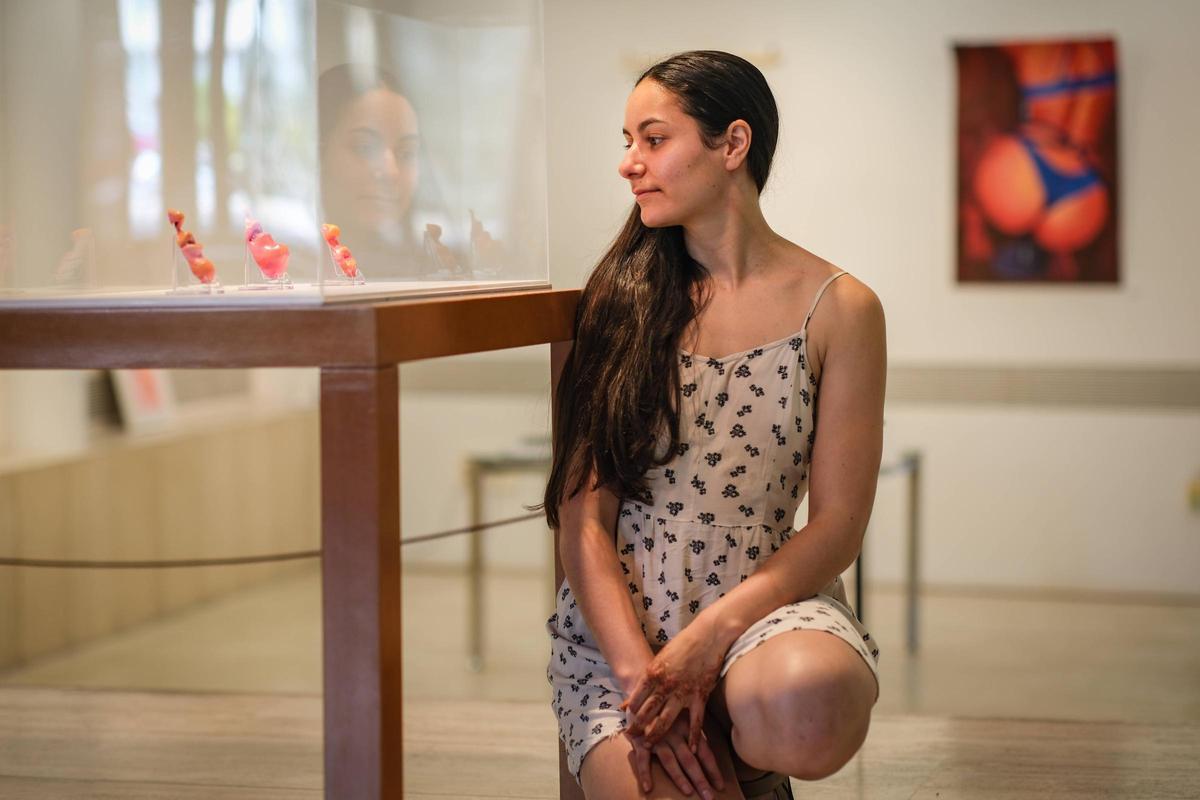 María Pírez junto a algunas de sus esculturas en la exposición en el Colegio de Arquitectos de Extremadura.