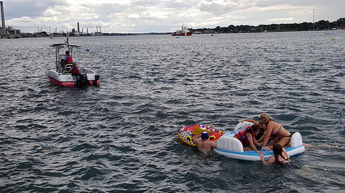 1.500 estadounidenses llegan ilegalmente a Canadá tras una fiesta en el río.