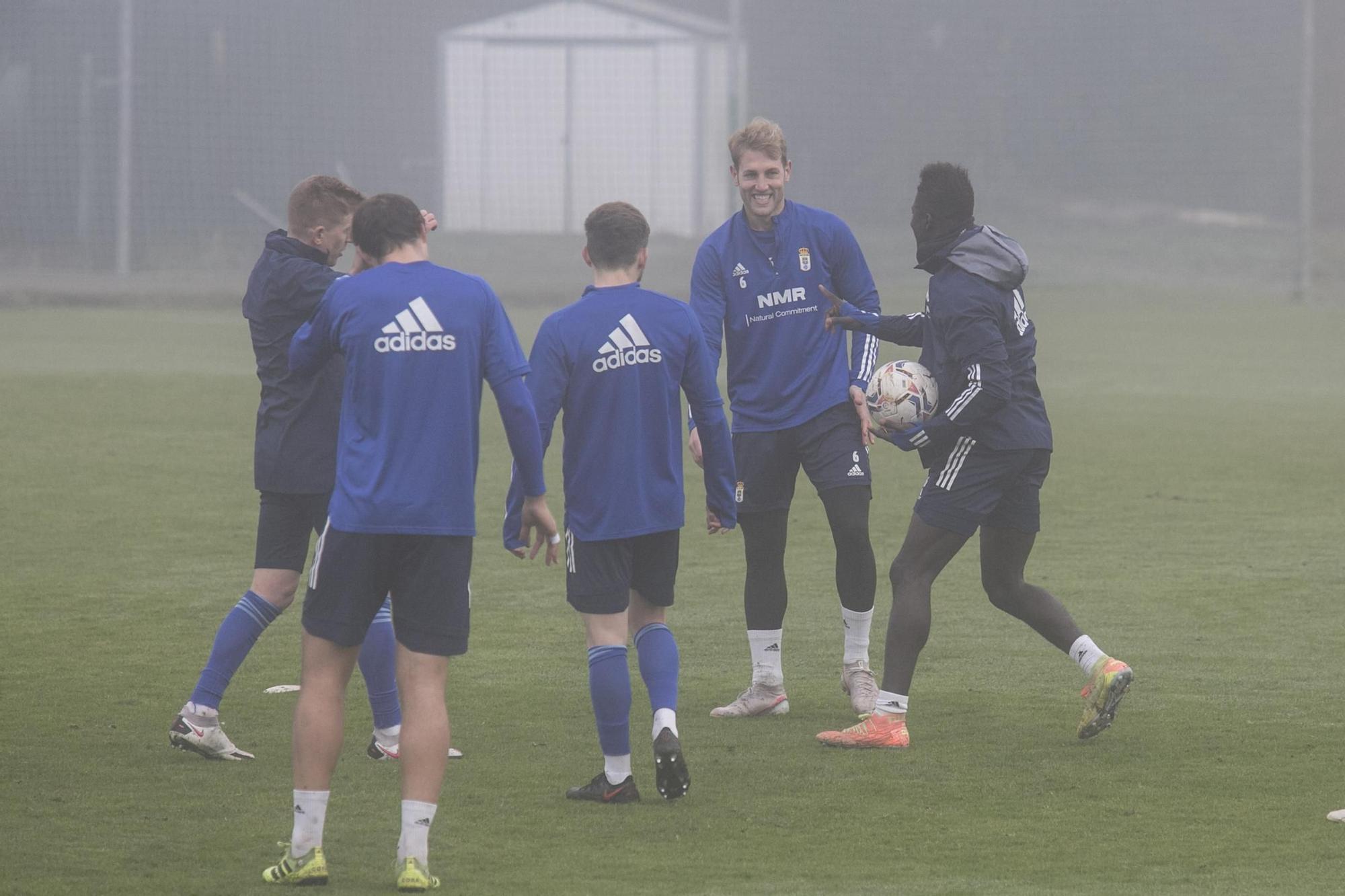 El entrenamiento del Oviedo en mitad de la niebla