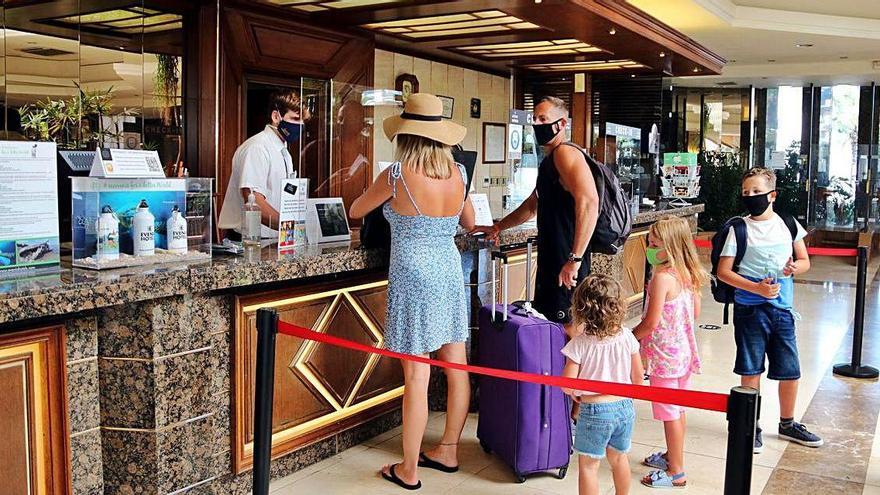 Una família registrant la seva entrada a un hotel, ahir a Lloret de Mar