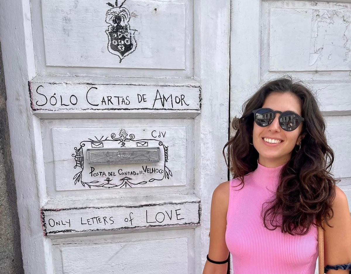 Guadalupe Greses, frente al buzón de su padre.