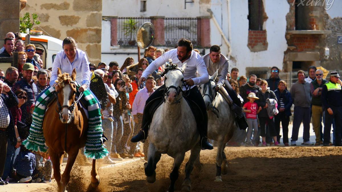 Amazonas y jinetes durante las carreras de Navas del Madroño.