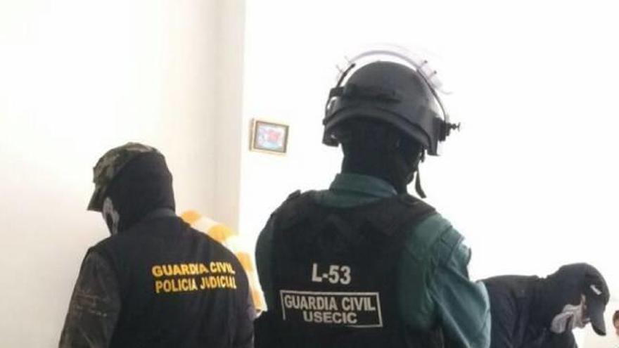 Agentes de la Guardia Civil durante uno de los registros.