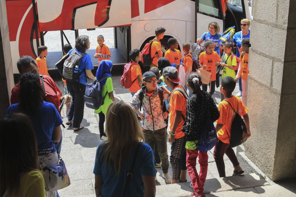 Emotiva acogida de los niños saharauis del programa 'Vacaciones en paz' en Zamora