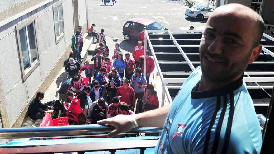 Integrantes de Carcamáns durante un acto de confraternización con seguidores del Athletic. // I. Abella